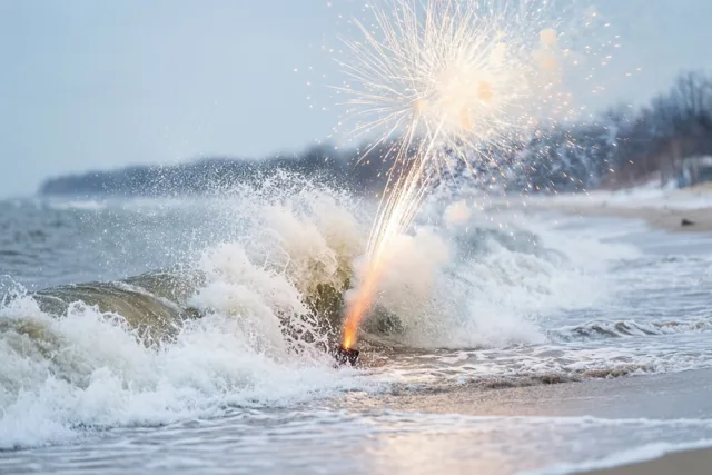 Een nieuwjaarsvonk boven de golven