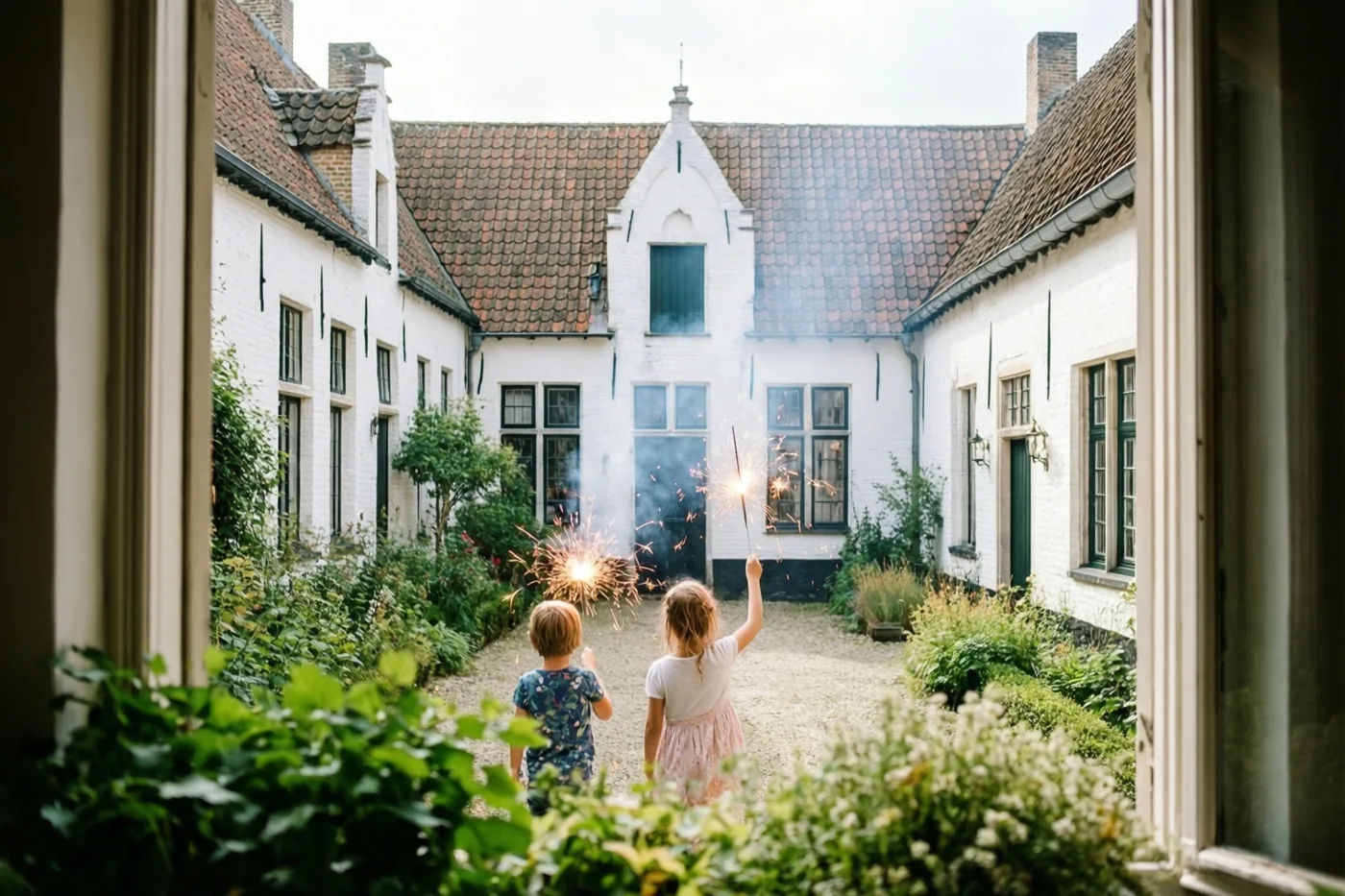 Door een raam zie je twee kinderen van achteren met brandende sterretjes op een binnenplaats tussen witte Vlaamse gebouwen met rode pannendaken, met groen op de voorgrond.