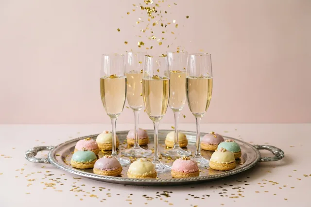 Kleine gebakjes, grote felicitaties