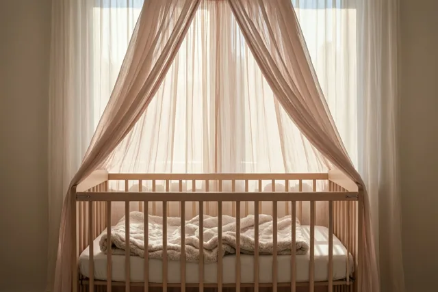 Een houten wieg met een zachte deken staat onder een doorschijnend gordijn, met zonlicht door het raam in een kamer met warme, neutrale tinten.